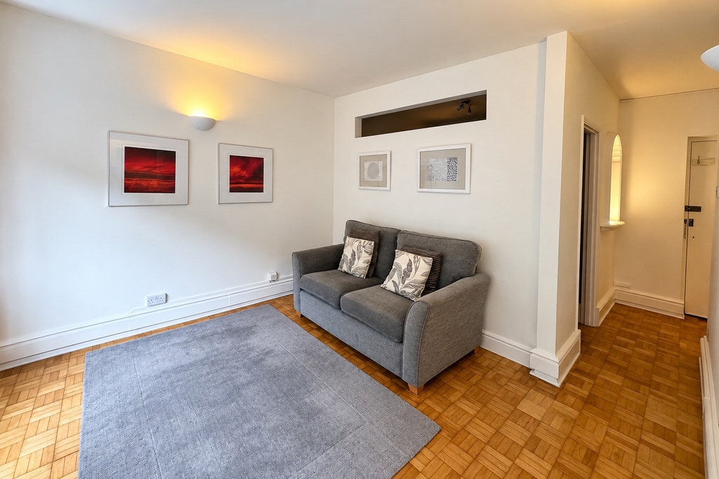 Flat Parkland Gardens in Greater London