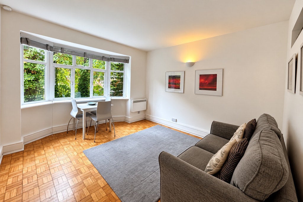 Flat Parkland Gardens in Greater London