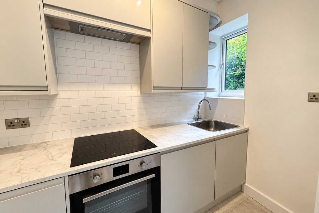 Flat Parkland Gardens in Greater London