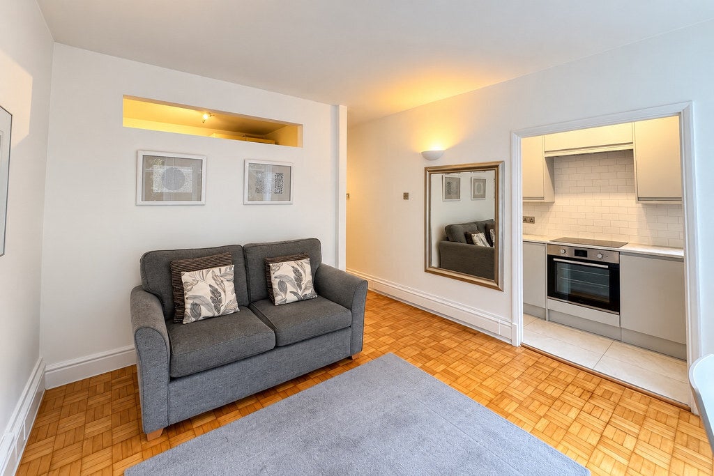 Flat Parkland Gardens in Greater London