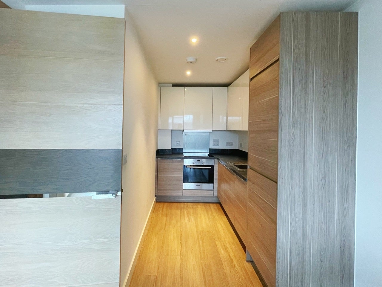Flat Iceland Place in Greater London