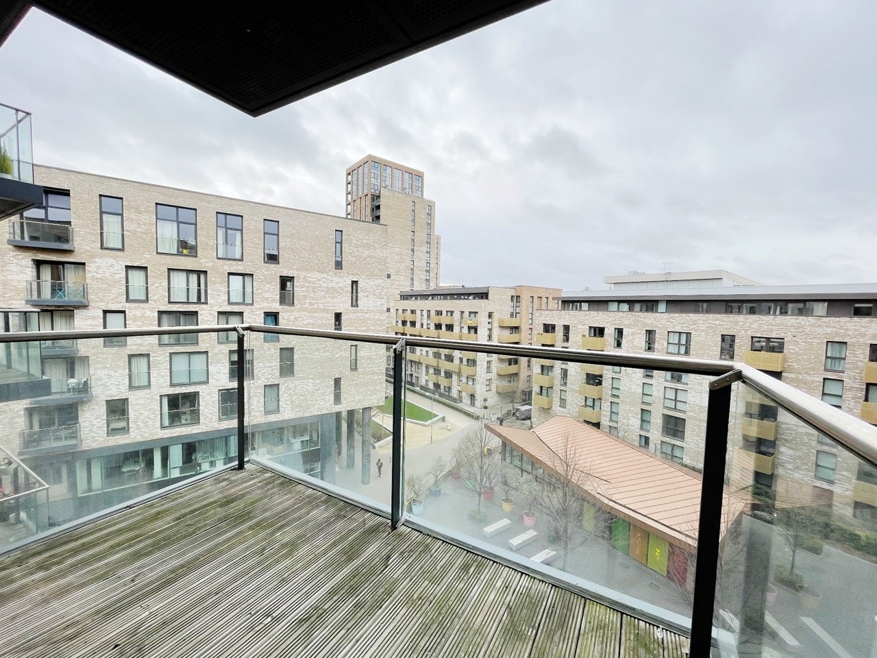 Flat Iceland Place in Greater London