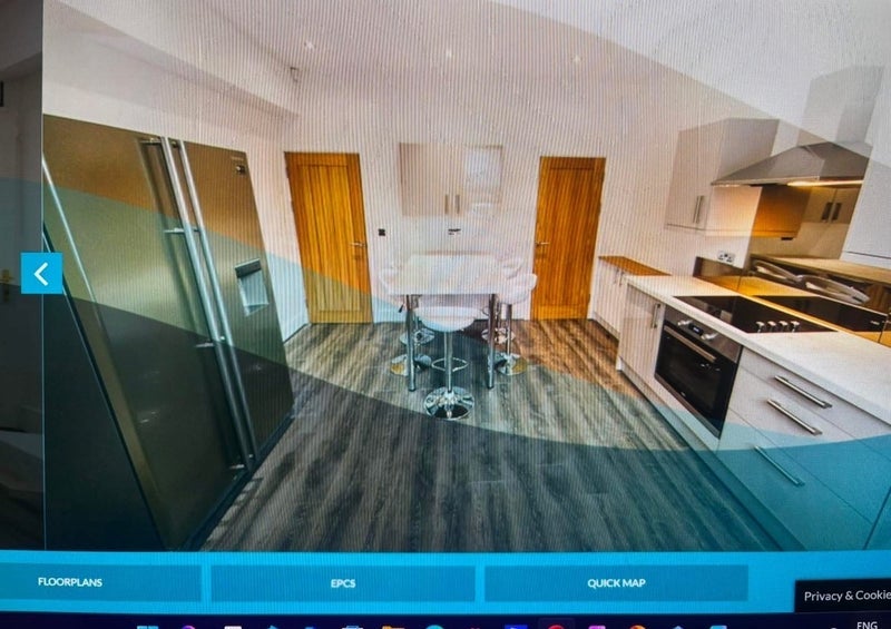 Room Burchett Place in Leeds