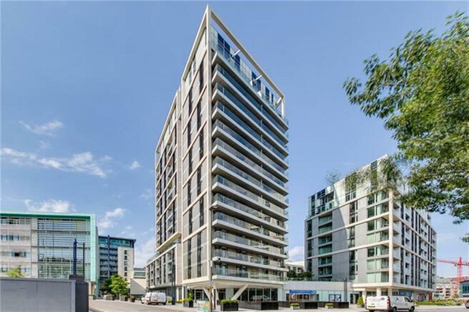 Flat Buckhold Road in Greater London