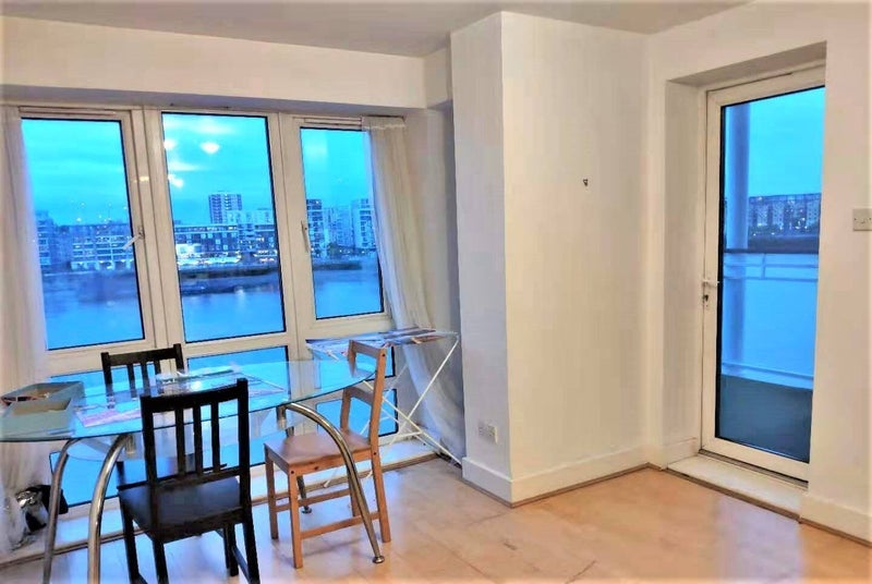 Room Capstan Square in Greater London