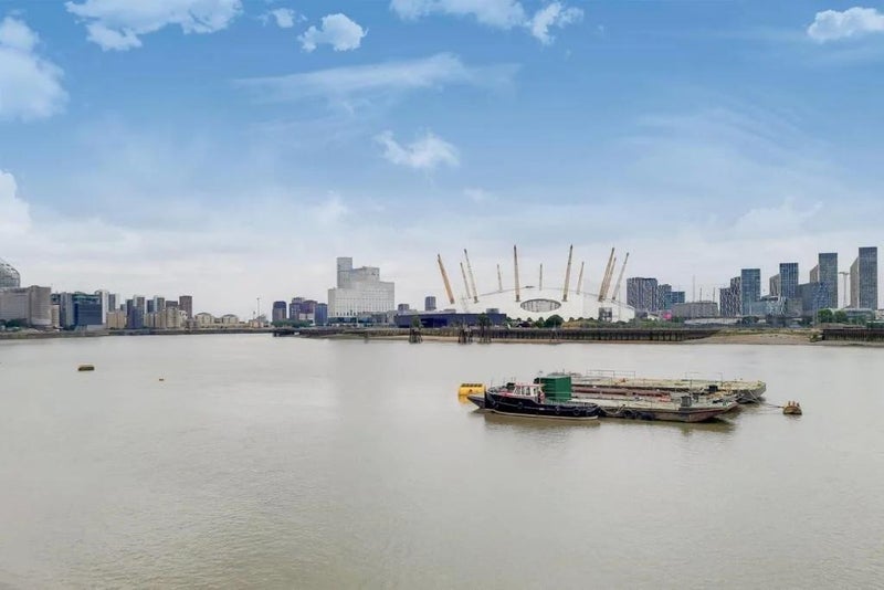 Room Capstan Square in Greater London