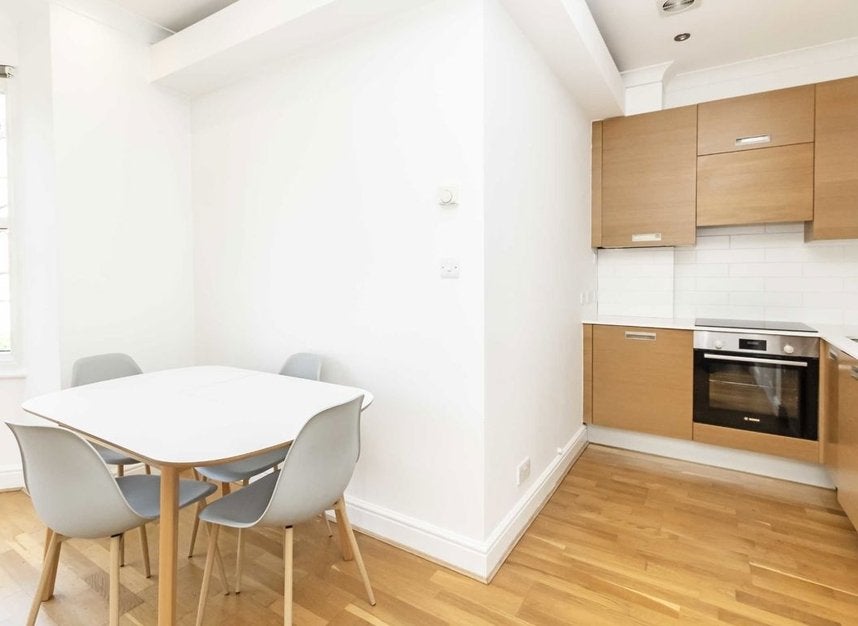 Flat Creffield Road in Greater London