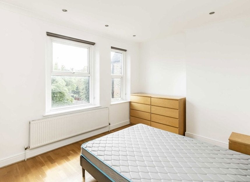 Flat Creffield Road in Greater London