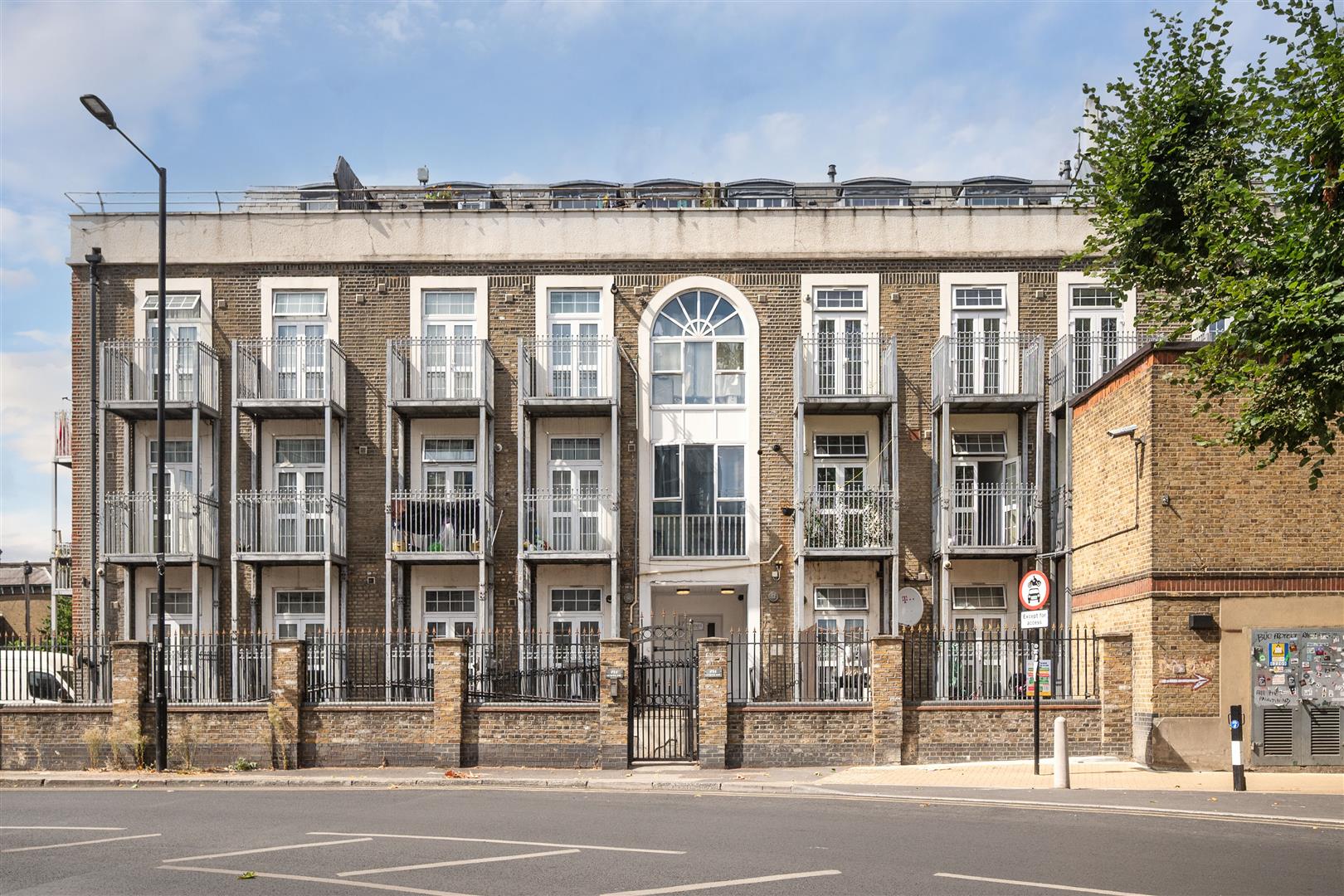 Flat Ham Park Road in Greater London