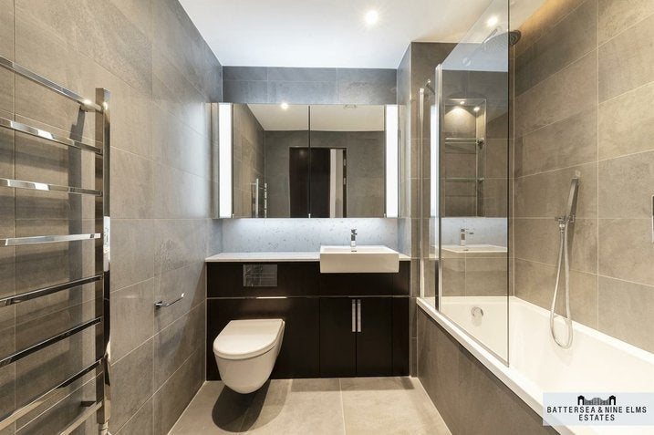 Flat Ponton Road in Greater London