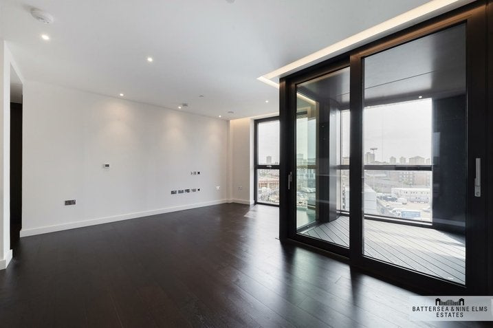 Flat Ponton Road in Greater London