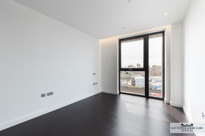 Flat Ponton Road in Greater London
