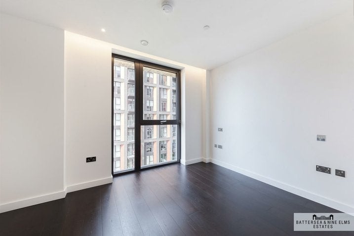 Flat Ponton Road in Greater London