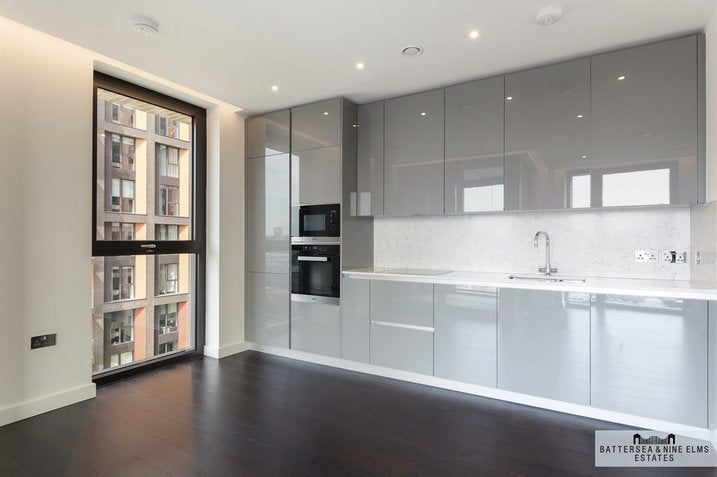 Flat Ponton Road in Greater London
