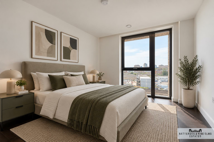 Flat Ponton Road in Greater London
