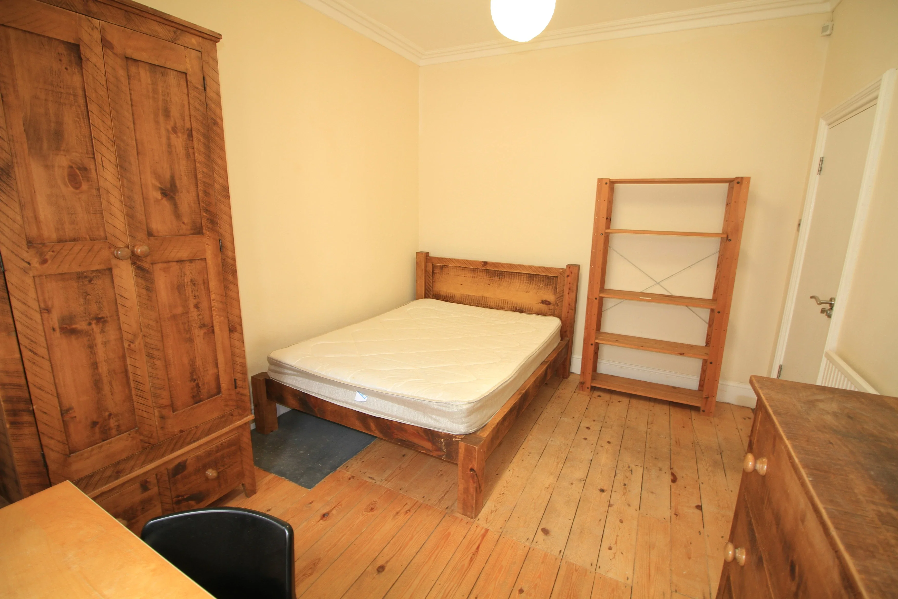 Room Tudor Grove in Nottingham