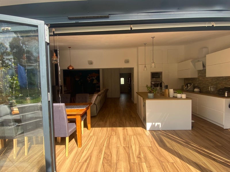 Room Saintbury Road in Glenfield