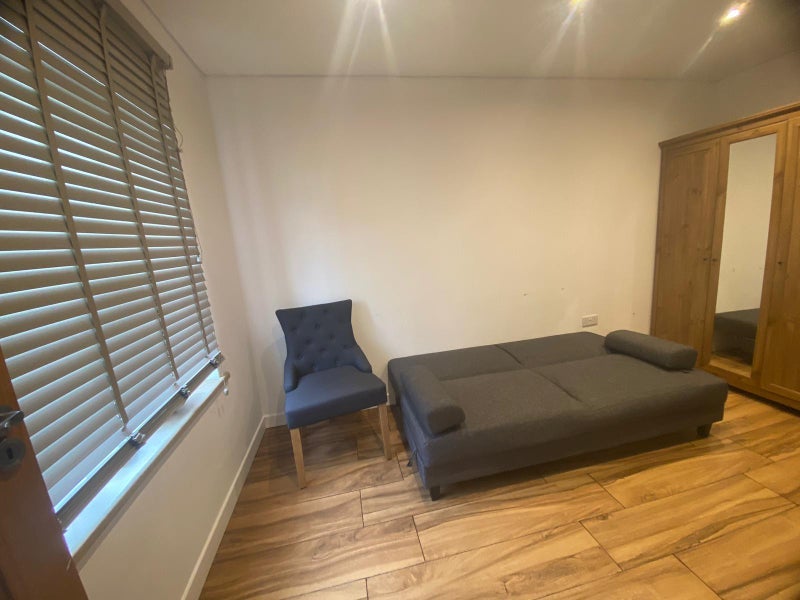 Room Saintbury Road in Glenfield