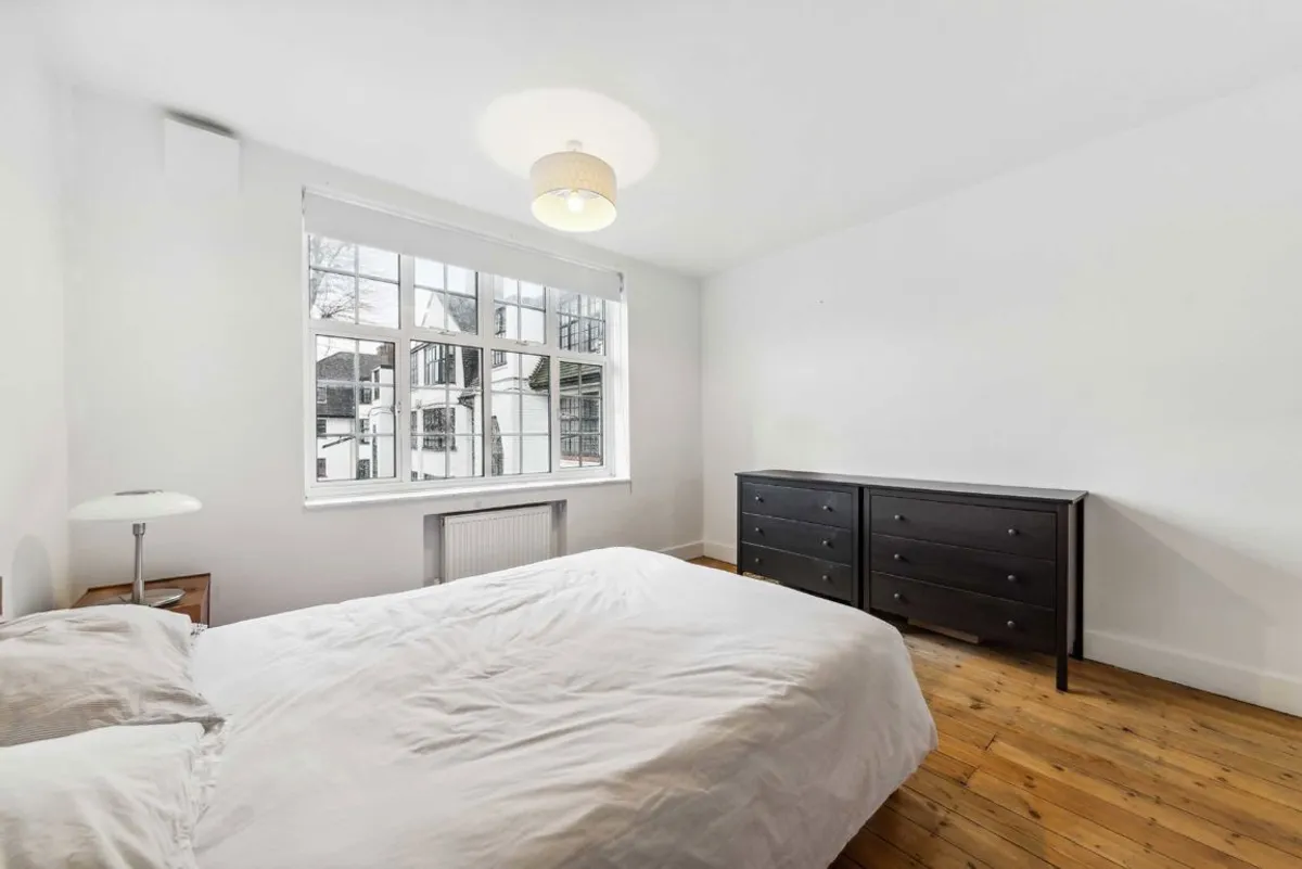Flat Leigham Avenue in Greater London