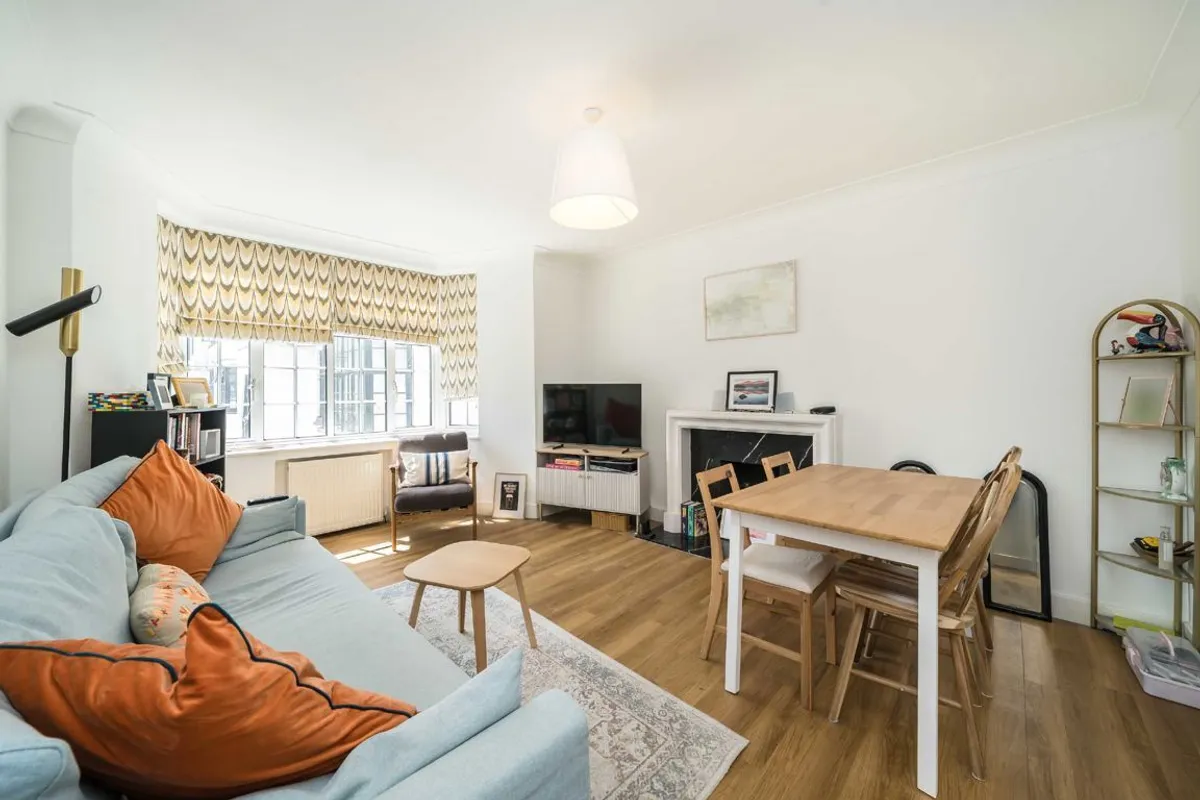 Flat Leigham Avenue in Greater London