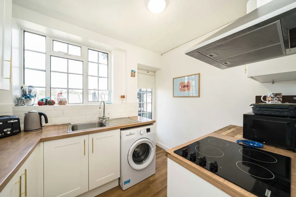 Flat Leigham Avenue in Greater London