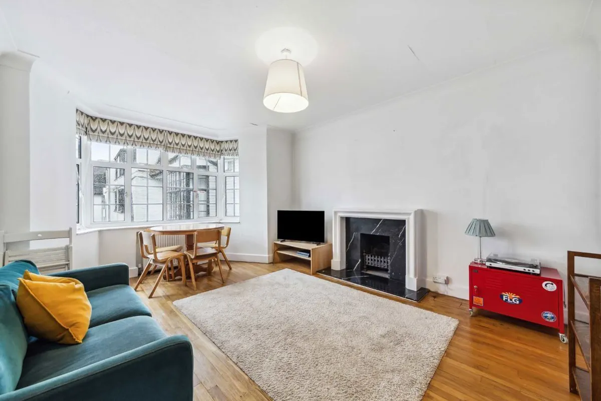 Flat Leigham Avenue in Greater London