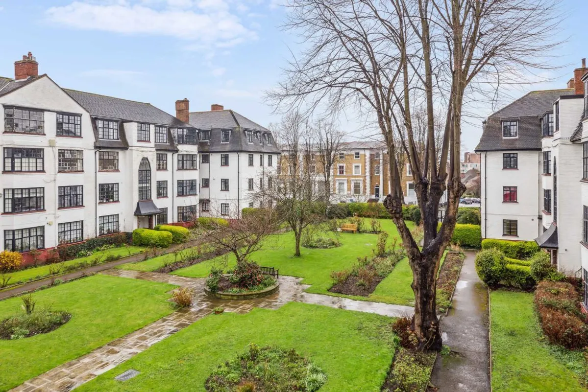 Flat Leigham Avenue in Greater London