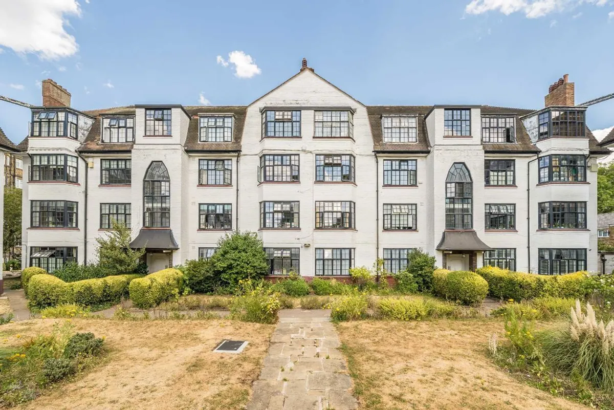 Flat Leigham Avenue in Greater London