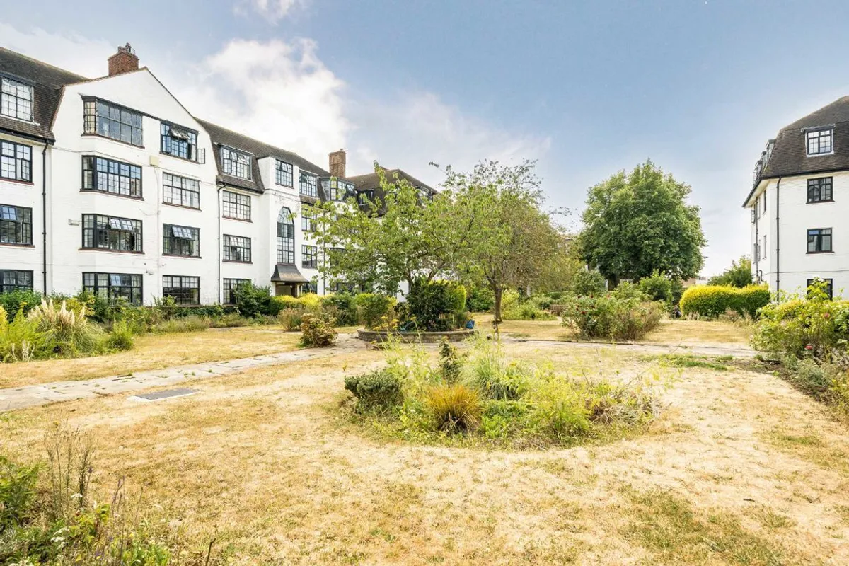 Flat Leigham Avenue in Greater London