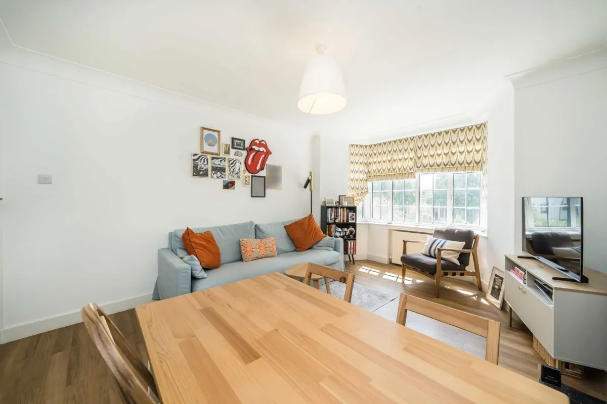 Flat Leigham Avenue in Greater London