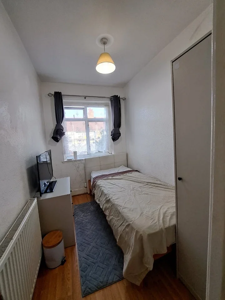 Room Montrose Gardens in Greater London
