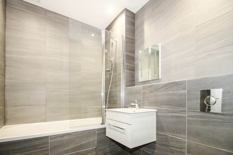 Flat Kenton Road in Greater London