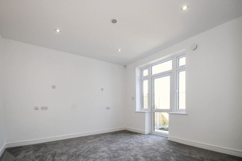 Flat Kenton Road in Greater London