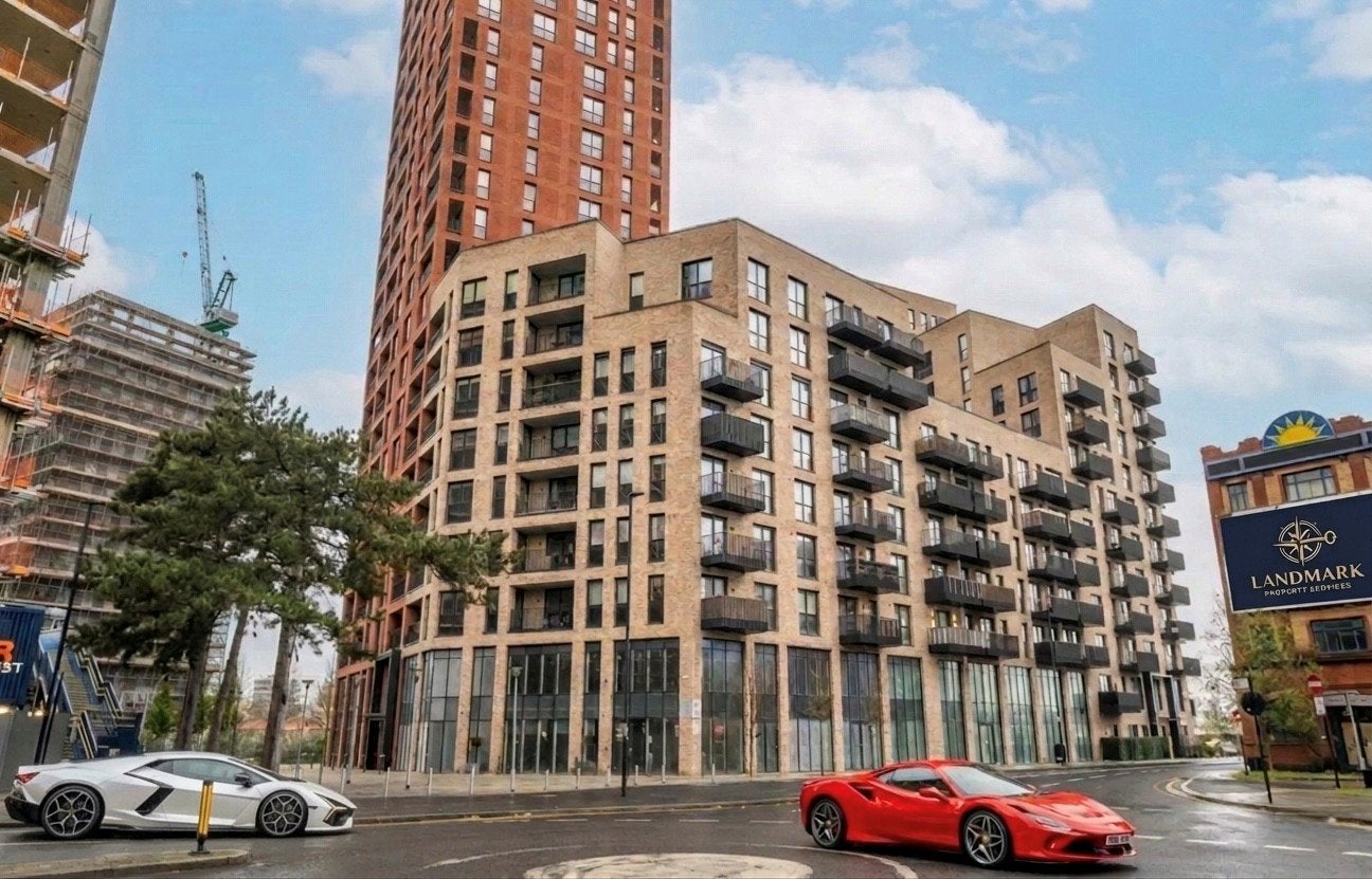 Flat Healum Avenue in Greater London
