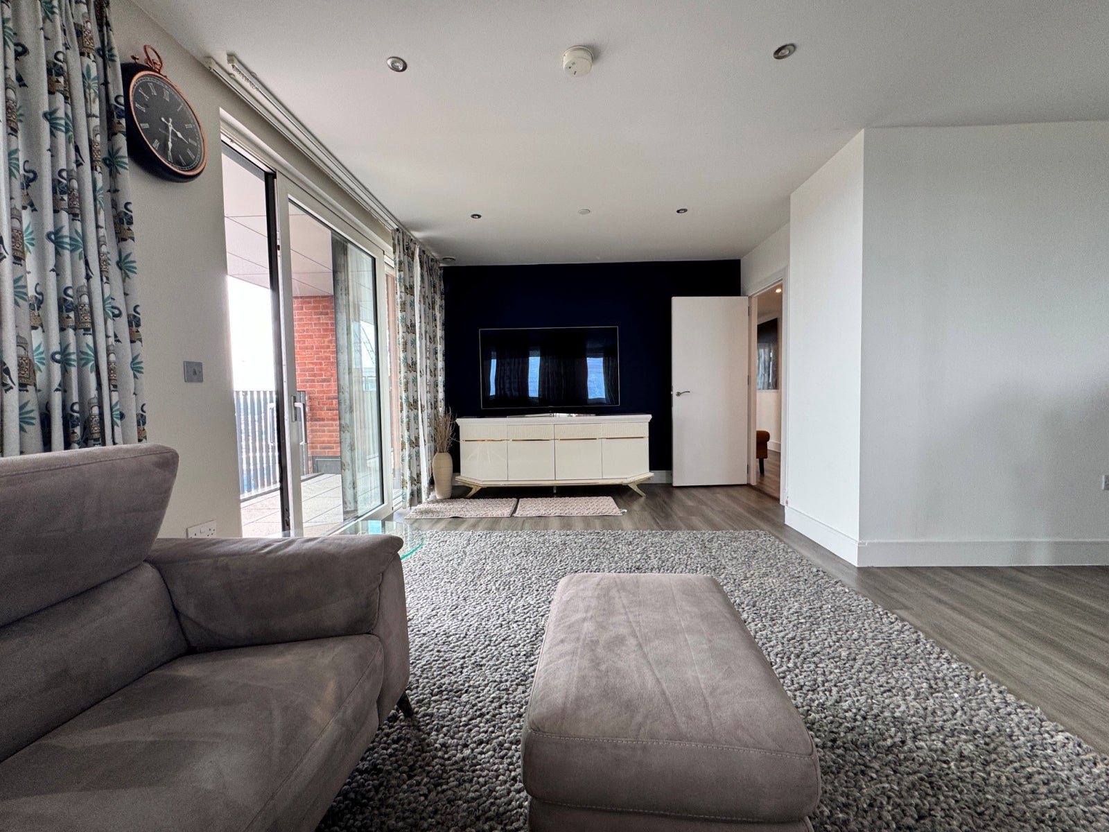 Flat Healum Avenue in Greater London
