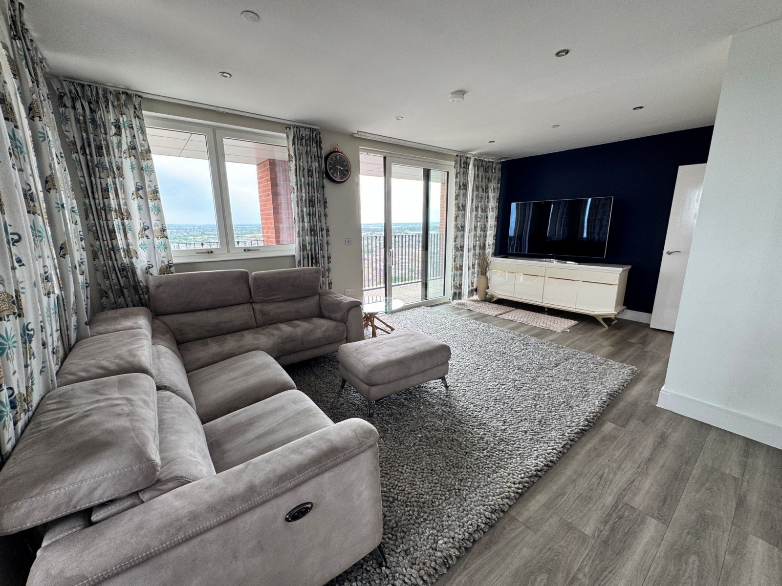 Flat Healum Avenue in Greater London