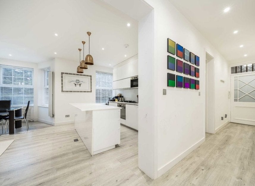 Flat Hendon Way in Greater London