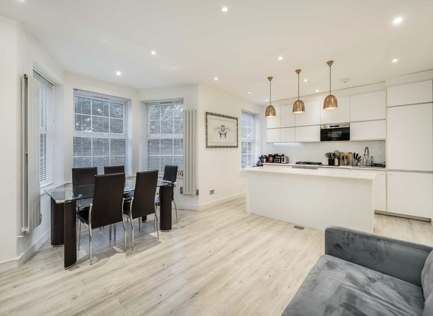 Flat Hendon Way in Greater London