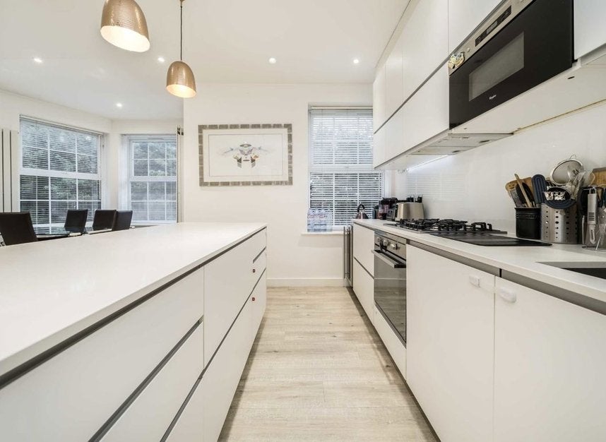 Flat Hendon Way in Greater London