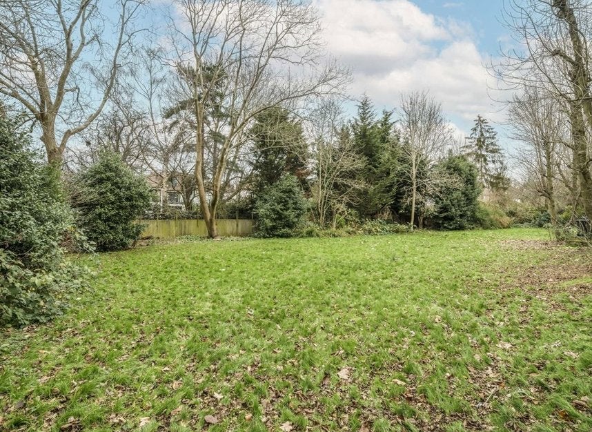 Flat Hendon Way in Greater London