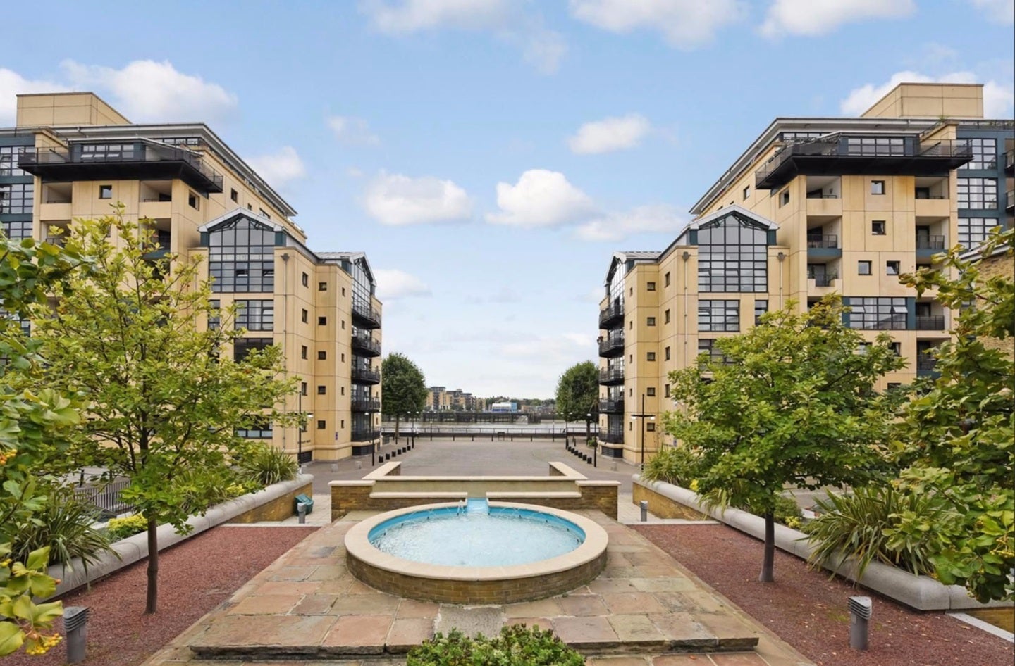 Flat Burrells Wharf Square in Greater London