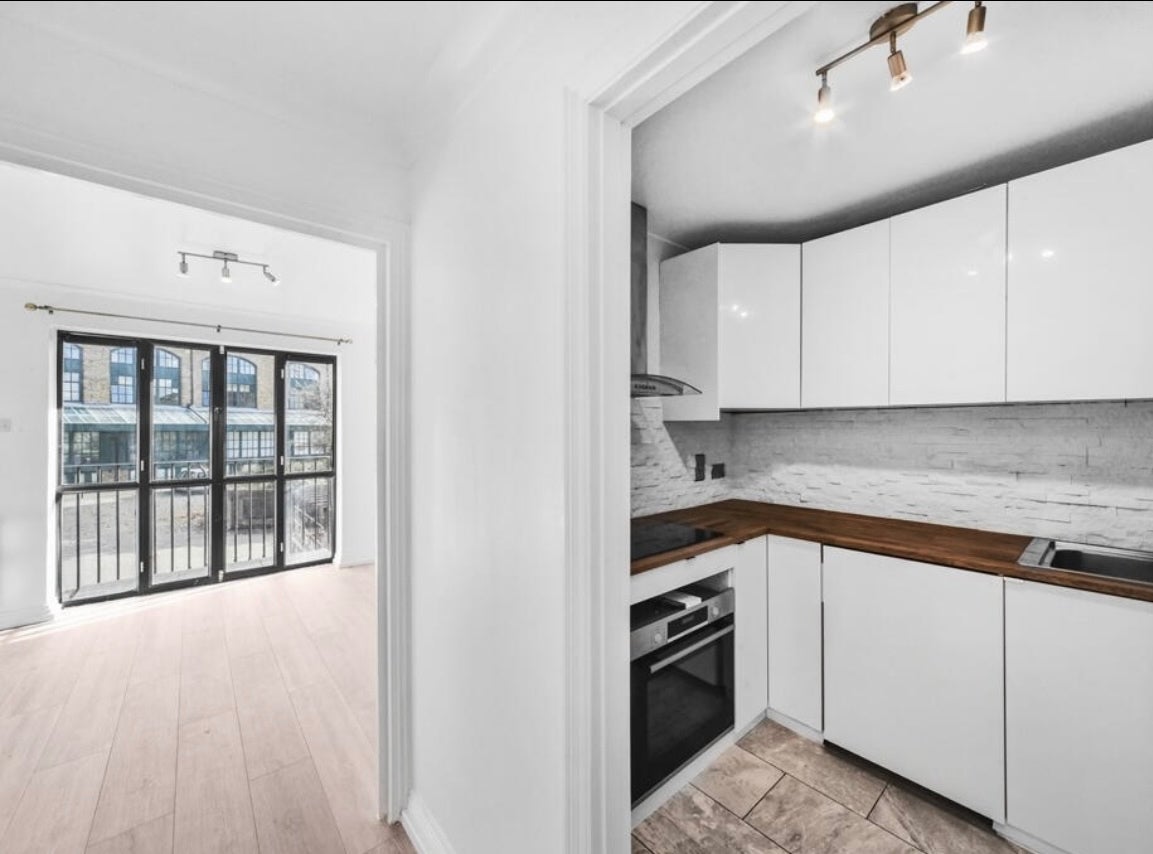 Flat Burrells Wharf Square in Greater London