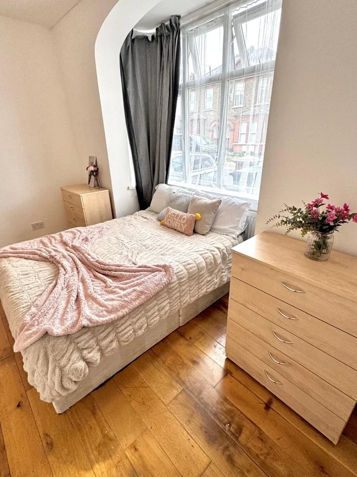 Room Llanover Road in Greater London