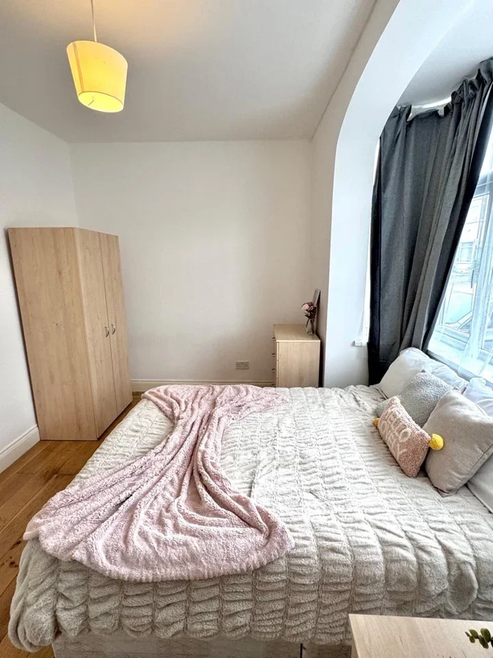 Room Llanover Road in Greater London