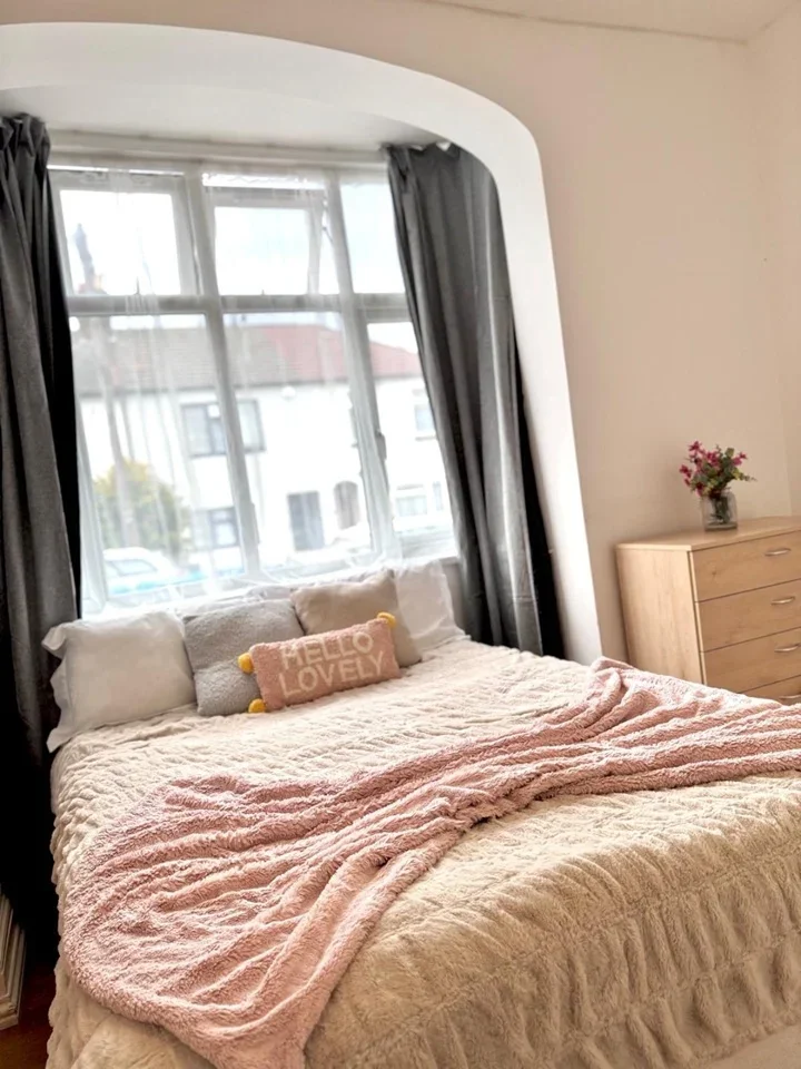 Room Llanover Road in Greater London