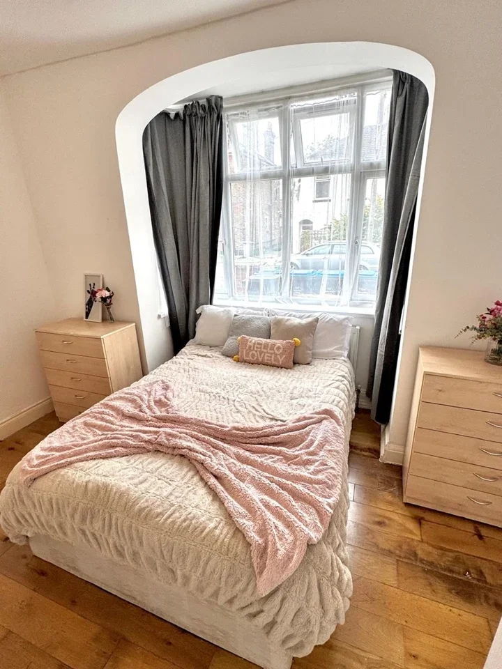 Room Llanover Road in Greater London