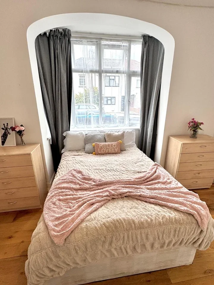 Room Llanover Road in Greater London