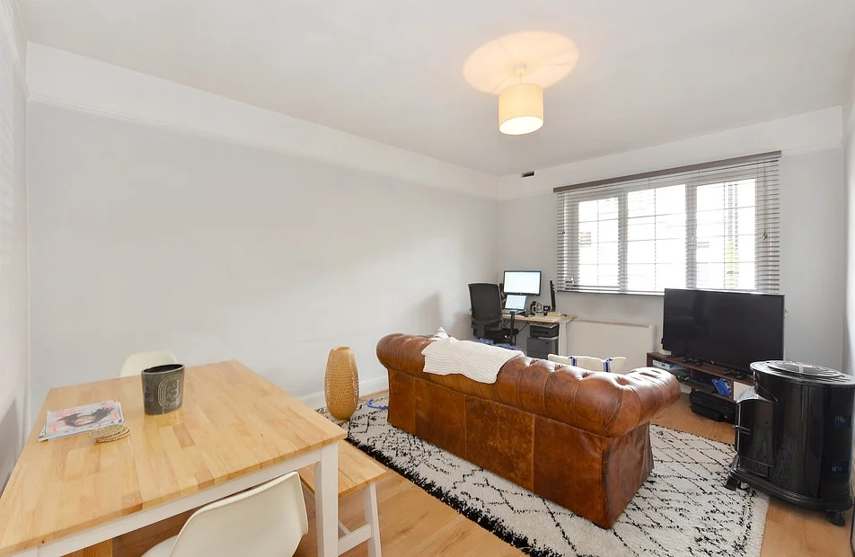 Flat Carrara Wharf in Greater London