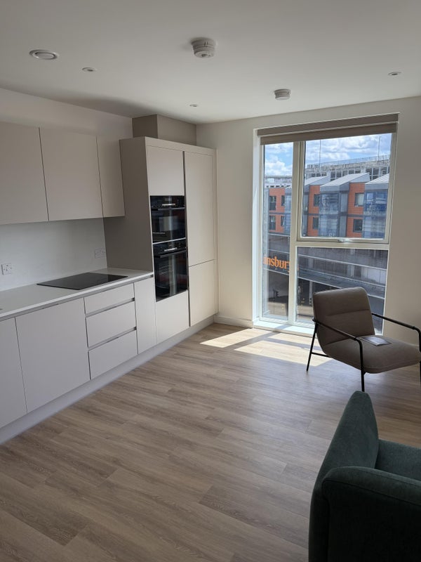 Flat St Cloud Way in Maidenhead