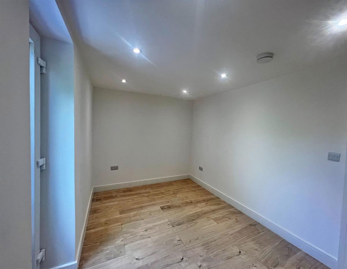 Flat Warwick Avenue in Bedford